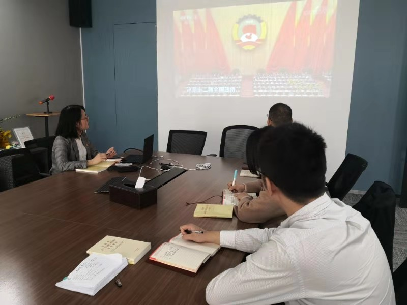 2019年11月，浙江杭知桥律师事务所全体党员在会议室，观看中央学习视频