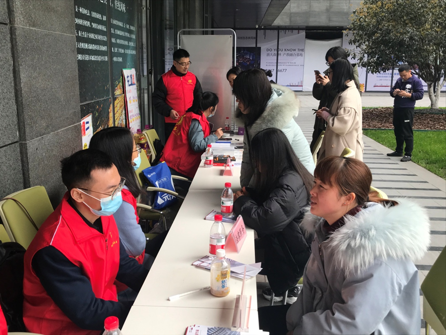 2021年3月12日 党员律师们在紫金港科技城提供法律咨询服务