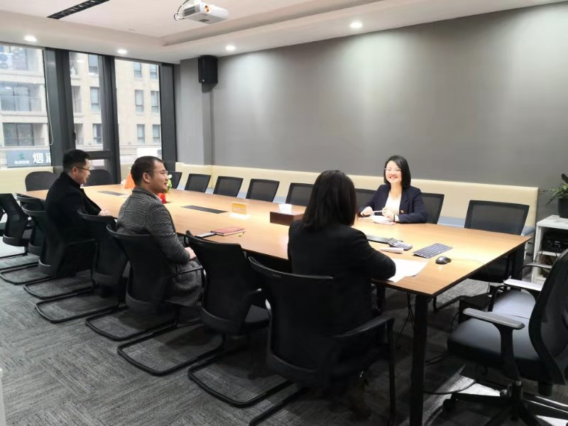 全体党员同志在会议室参加党支部召开的主题党日活动